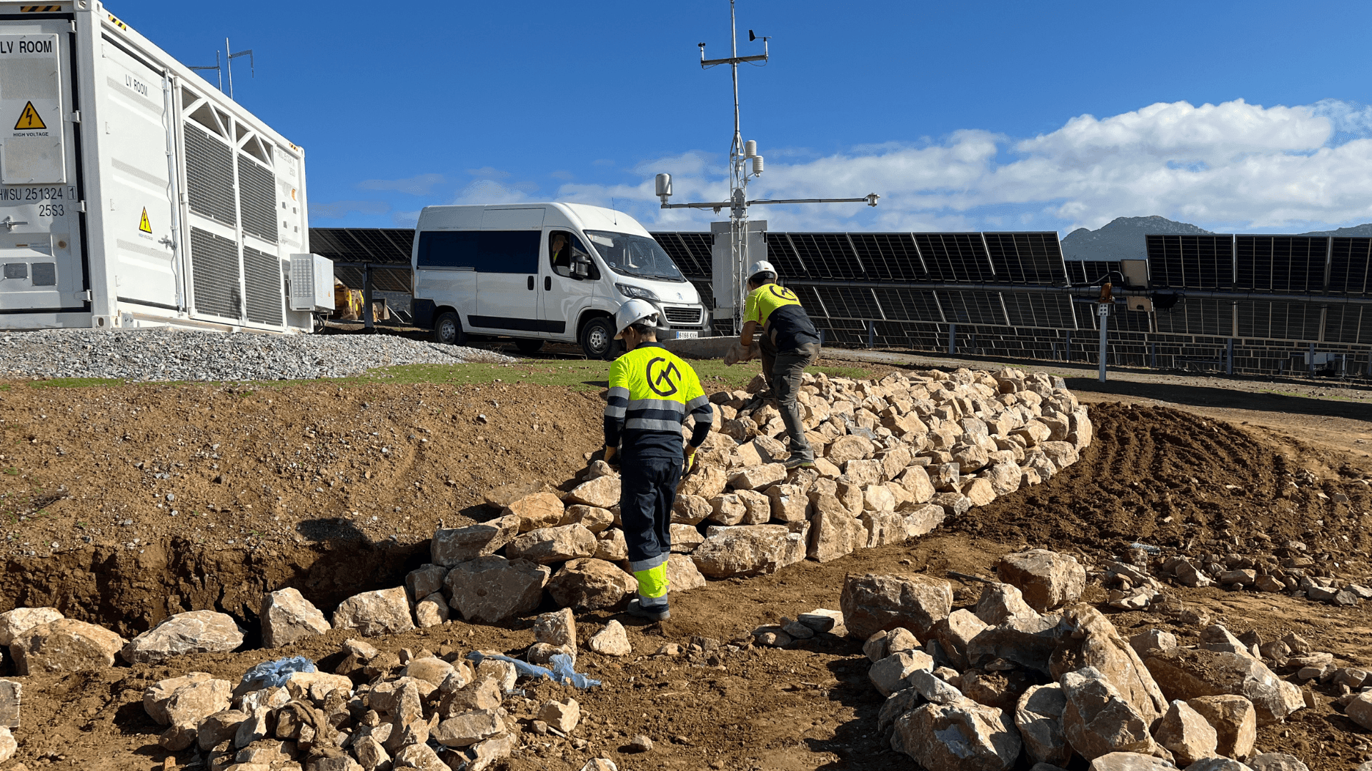 Revegetación y Construcción de Escolleras
